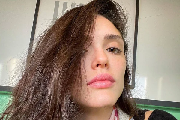 isabelle drummond com o cabelo jogado - Metrópoles