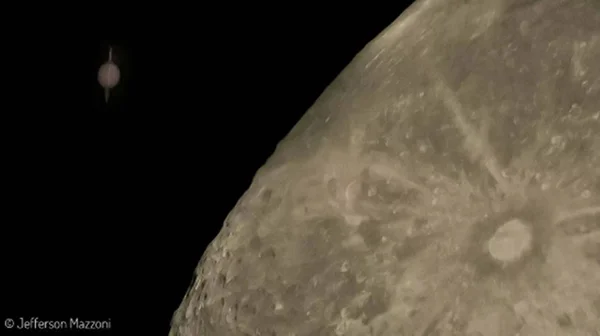 Na garagem de casa e com mesa de plástico, jovem de São José do Rio Preto conseguiu capturar o encontro entre a Lua e Saturno - Metrópoles