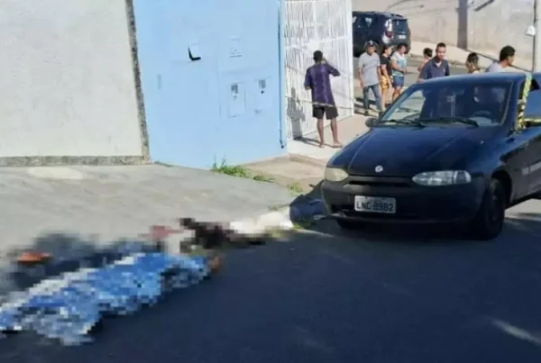 Imagem colorida mostra corpo coberto por proteção da polícia; ela foi morta a tiros por um homem em Campinas, no interior de São Paulo - Metrópoles