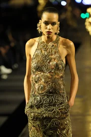 Materiais com diversos tipos de textuas no desfile da YSL Materiais com diversos tipos de textuas no desfile da YSL