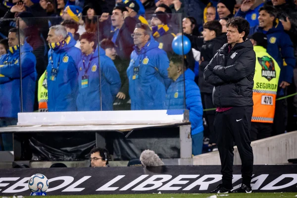 Após empate com Rosario Central, Diniz lamenta saída de Memphis