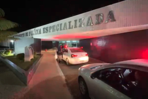 Padrasto é preso após abusar de criança quando esposa ia trabalhar