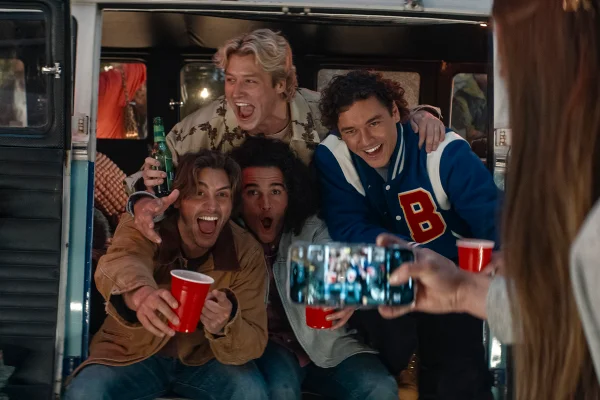 Imagem colorida de Antonio Cipriano, Belmont Cameli, Stephen Thomas Kalyn e Jalen Thomas Brooks posando para foto na 1ª temporada de Off Campus: Amores Improváveis - Metrópoles