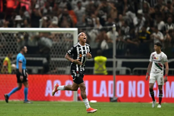 Com dois de Deyverson, Galo bate o Flu e vai às semis da Libertadores