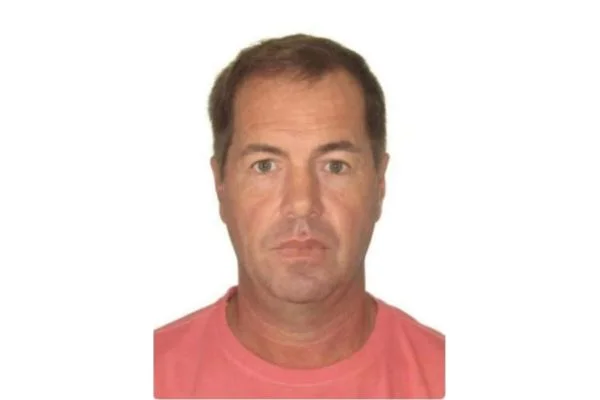 Imagem colorida mostra Cesar Francisco Moranza Júnior, um homem branco, de cabelos curtos, vestindo uma camiseta rosa. Ele é neto de um ex-prefeito da cidade de Sumaré e é o assassino confesso da ex-namorada e do filho dela - Metrópoles