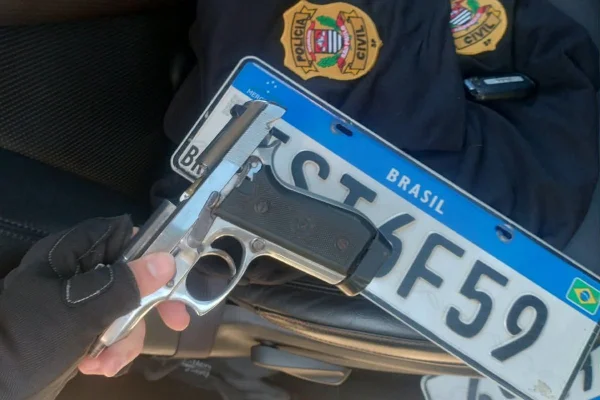 Imagem colorida mostra uniformes da Polícia Civil apreendidos com criminosos. Metrópoles