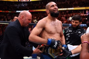 Chimaev é o novo dono do cinturão dos médios do UFC