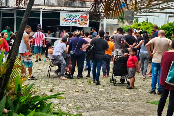 Imagem colorida de famílias sendo retiradas de prédio ocupado durante reintegração de posse. - Metrópoles