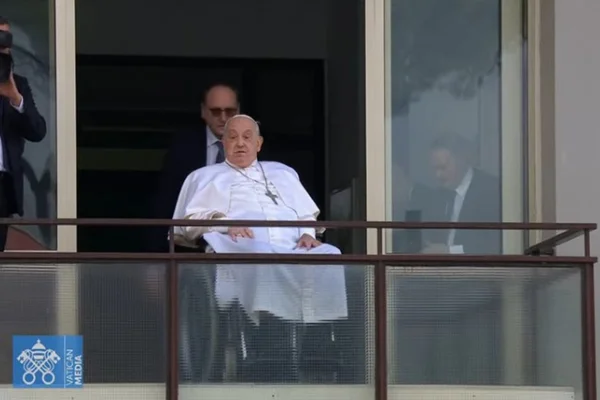 Imagem colorida do papa francisco na sacada do hospital em Roma