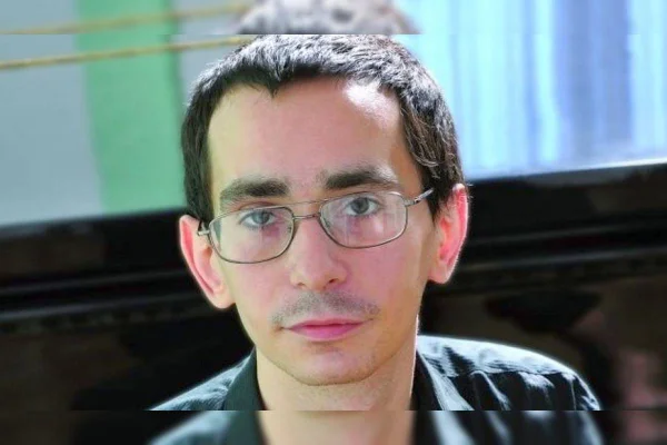 Imagem colorida mostra pianista russo que morreu após greve de fome - Metrópoles