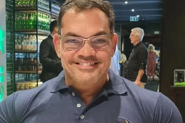 André Mussi, ex-lutador de MMA, posa sorridente para as redes sociais - Metrópoles