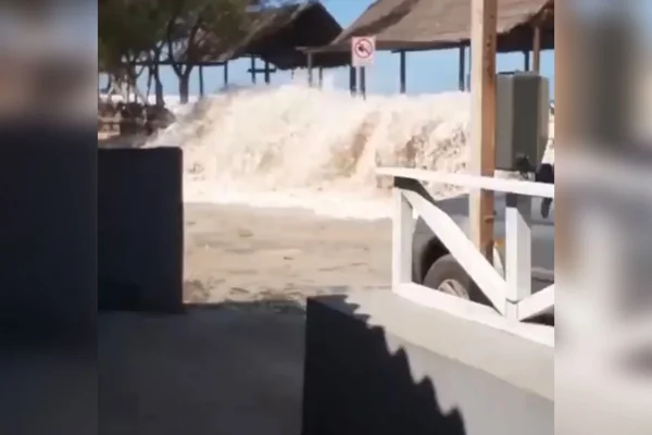 Vídeo. Ressaca provoca grandes ondas, que invadem rua em Quissamã (RJ)