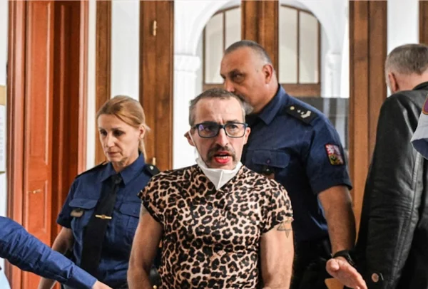 Alemanha: extraditada, “neonazista trans” vai para uma prisão feminina