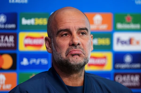 Foto colorida de Pep Guardiola, treinador do Manchester City, durante coletiva de imprensa no Centro de Treinamento do clube - Metrópoles