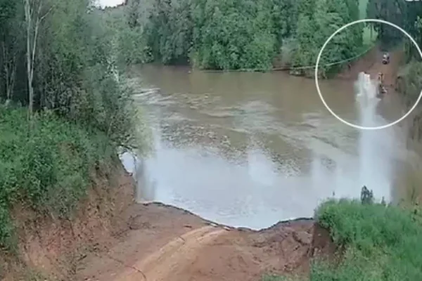 Foto colorida do momento em que carro cai e afunda no rio - Metrópoles