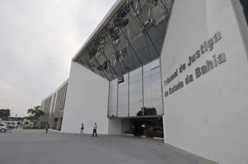 Fachada do Tribunal de Justiça do Estado da Bahia, onde pessoas caminham na frente - Metrópoles