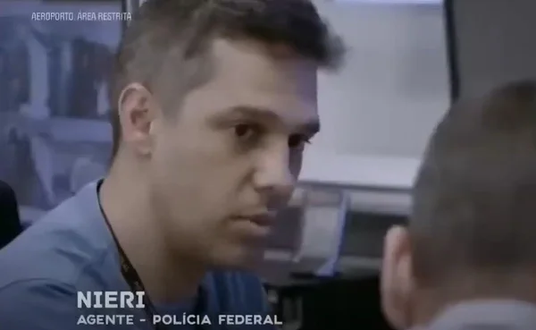 Homem branco e cabelo curto com o nome "Nieri" estampado em tela - Metrópoles