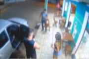 Homem mexe no celular, enquanto o outro continua a discussão Homem mexe no celular, enquanto o outro continua a discussão
