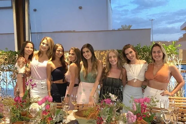 Viviane Ávila recebe madrinhas de casamento em almoço intimista