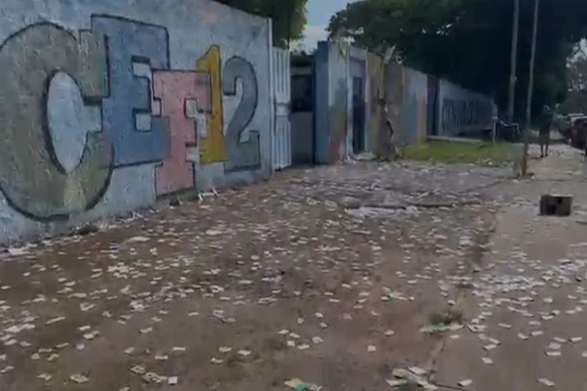 CEF 12, em Ceilândia, é tomado por santinhos CEF 12, em Ceilândia, é tomado por santinhos