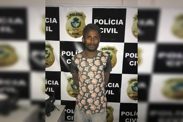 Homem pele negra barba na delegacia da polícia civil