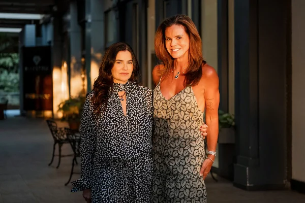 Claudia Salomão apresenta designer Dany Chady em evento no Lago Sul