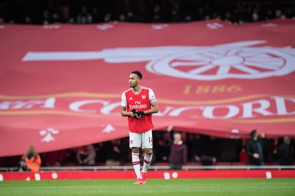 Arsenal bate Everton e segue na luta por vaga na Liga Europa
