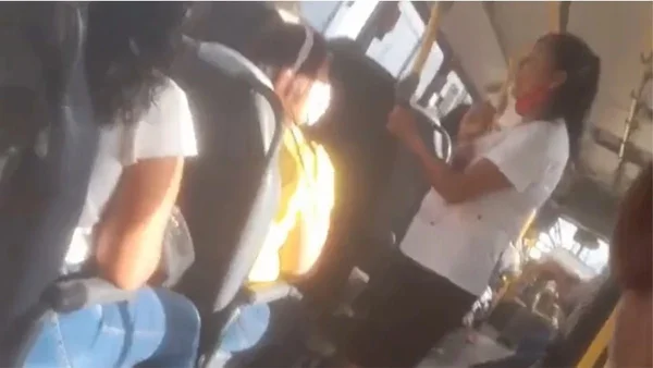 Passageiros fazem amigo oculto em ônibus e vídeo viraliza