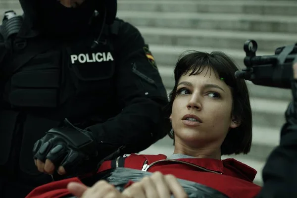 Tóquio, de La Casa de Papel, posa só de calcinha e salto alto em foto