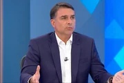 Flávio Bolsonaro leva “cola” na mão no JN. Saiba o que estava escrito - imagem 3