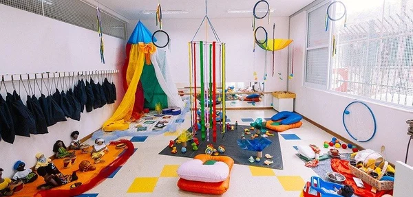 Imagem colorida mostra uma sala de paredes brancas cheia de brinquedos coloridos no Centro de Educação Infantil Lygia Fagundes Telles, na região do Campo Limpo, Zona Sul de São Paulo - Metrópoles