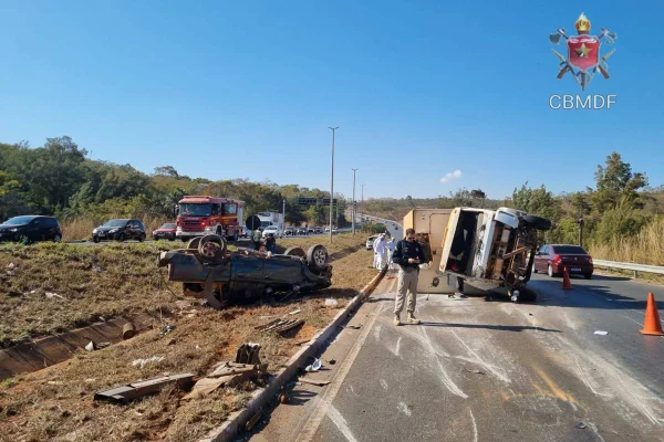 Caminhão tomba e caminhonete capota após acidente com 6 veículos no DF