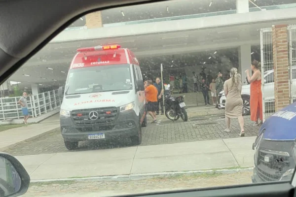 Foto de ambulância do Samu na frente do colégio em que ocorreu o ataque