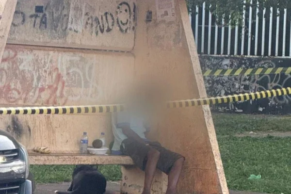 Homem é encontrado morto sentado em parada de ônibus do DF