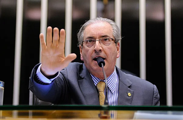Assinatura e cópias de documentos comprovam existência de contas de Cunha na Suíça