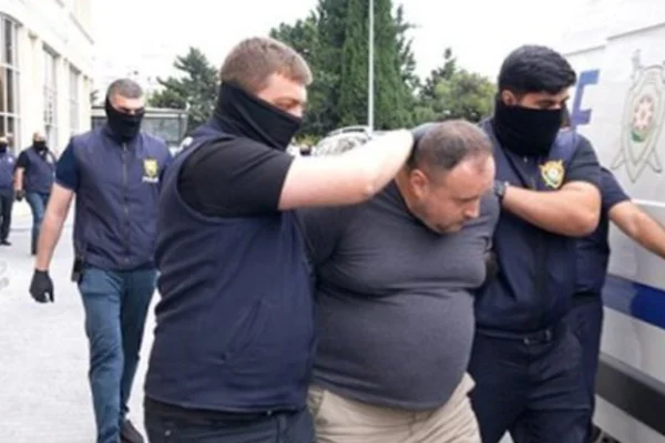 imagem colorida de prisão de jornalistas russos pelo azerbaijão