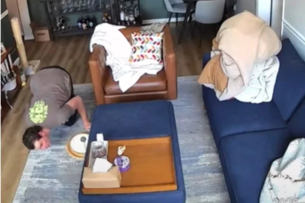 Imagem colorida de homem olhando por baixo de móveis