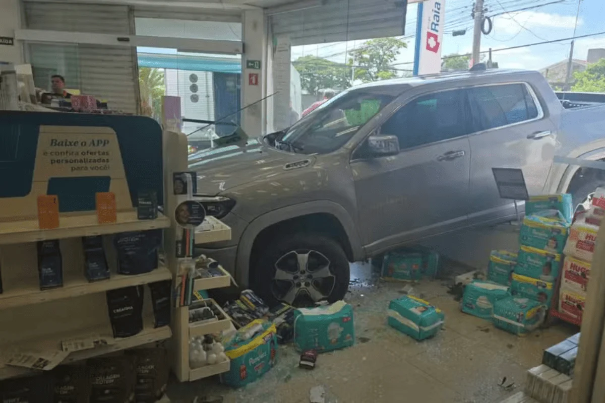Idoso perde o controle e invade farmácia com caminhonete no interior de SP