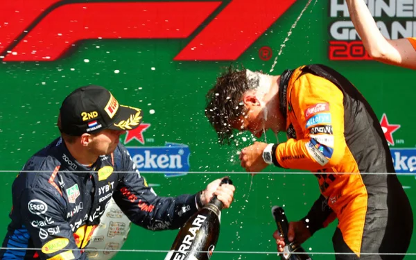 O vencedor Lando Norris da Grã Bretanha e da McLaren comemora com o segundo lugar Max Verstappen da Holanda e Oracle Red Bull