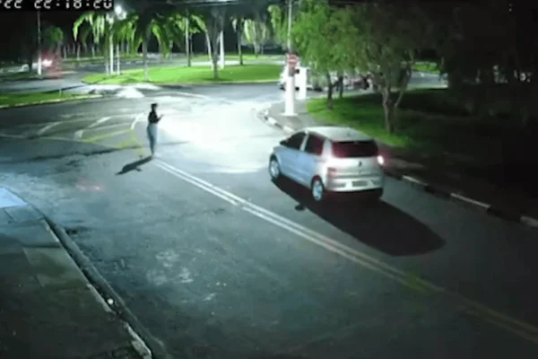 Imagens da câmera de segurança mostram o homem pedindo socorro enquanto foge dos criminosos. Em seguida, é morto com 4 disparos