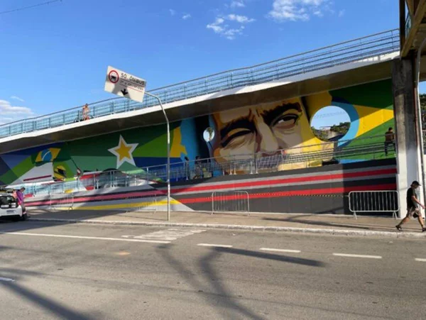 Olhar Distante e Corrida nas Estrelas são os nomes dos murais dedicados ao piloto Ayrton Senna em Guaianases. Obras são do artista João Nove - Metrópoles