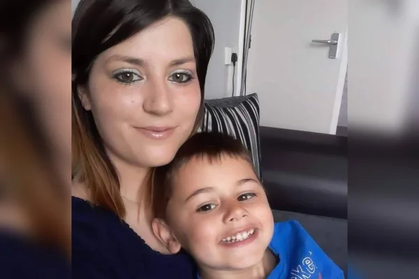 Kerri-Louise Gilchrist, de 33 anos e filho. Metrópoles