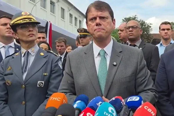 Governador Tarcísio de Freitas ao lado de coronel Glauce Anselmo Cavalli, na posse como chefe da PMSP - Metrópoles