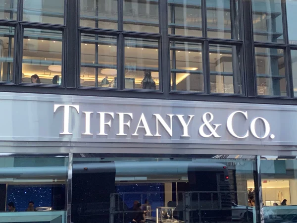 A imagem mostra a fachada de uma loja da empresa Tiffany & Co