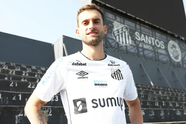 Com boas-vindas de Neymar, Santos anuncia Léo Baptistão
