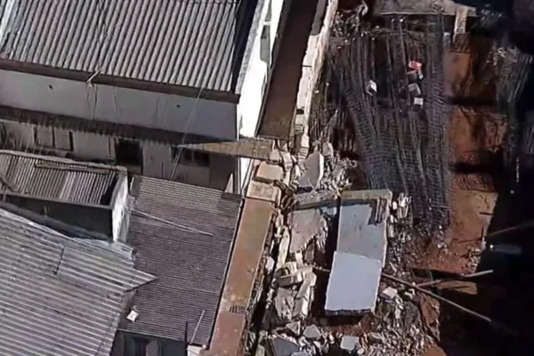 imagem colorida mostra destroços após queda de muro em obra - metrópoles