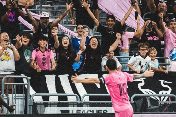 Lionel Messi comemora gol do Inter Miami com a torcida
