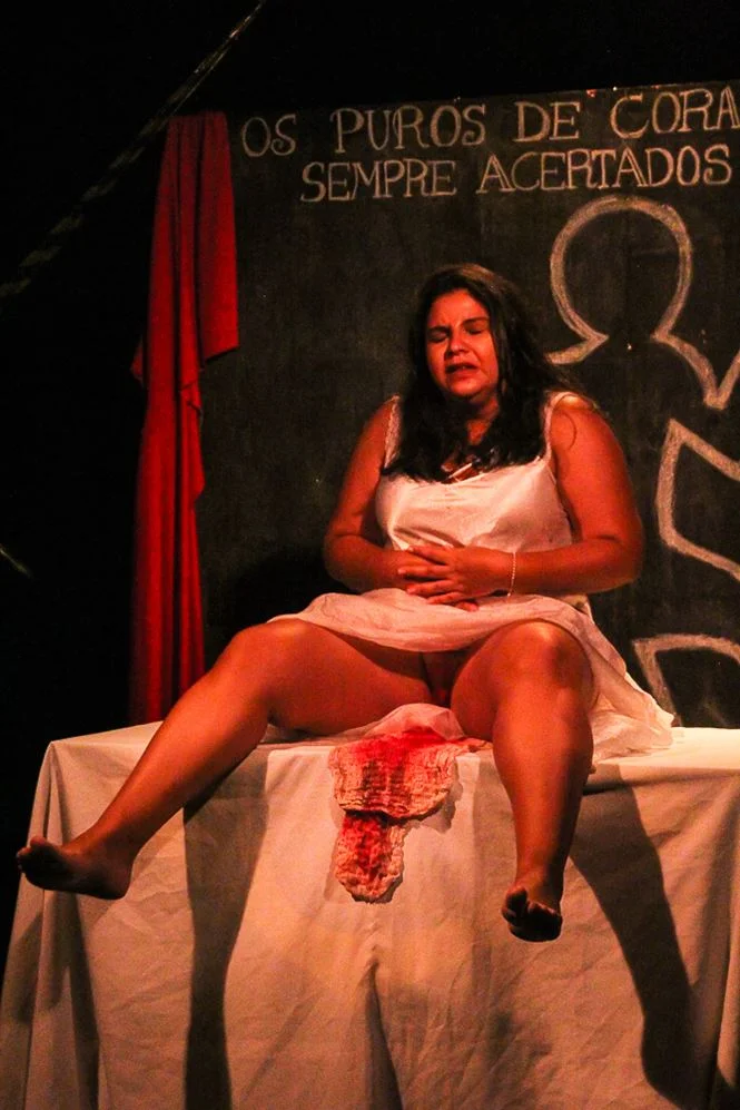 O espetáculo se inicia com o nascimento doloroso de um homem, que mais tarde se tornaria a vítima principal do ataque homofóbico O espetáculo se inicia com o nascimento doloroso de um homem, que mais tarde se tornaria a vítima principal do ataque homofóbico