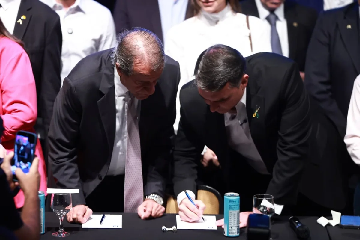 O presidente nacional do Partido Liberal (PL), Valdemar Costa Neto e Flávio Bolsonaro (PL) O presidente nacional do Partido Liberal (PL), Valdemar Costa Neto e Flávio Bolsonaro (PL)