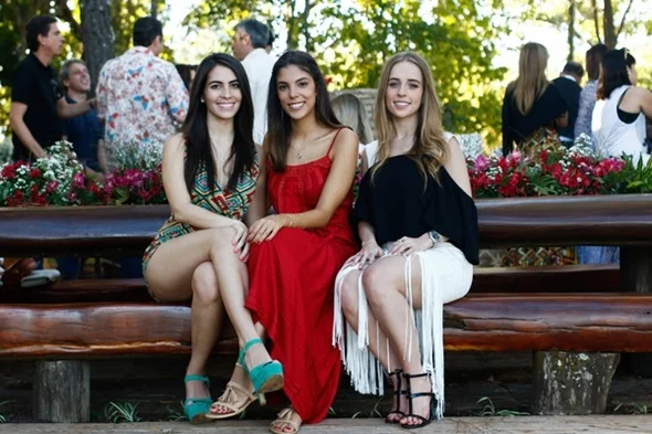 Manuella Amaral, Bia Bettiol e Isabella Koenigkan Manuella Amaral, Bia Bettiol e Isabella Koenigkan